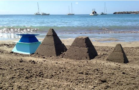 Pira, rakentaa hiekkalinnoja